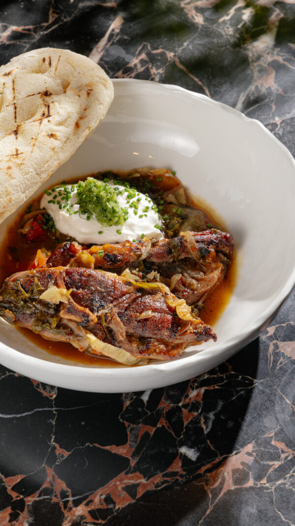 Томлёный ягнёнок с травами, овощами и греческой лепёшкой