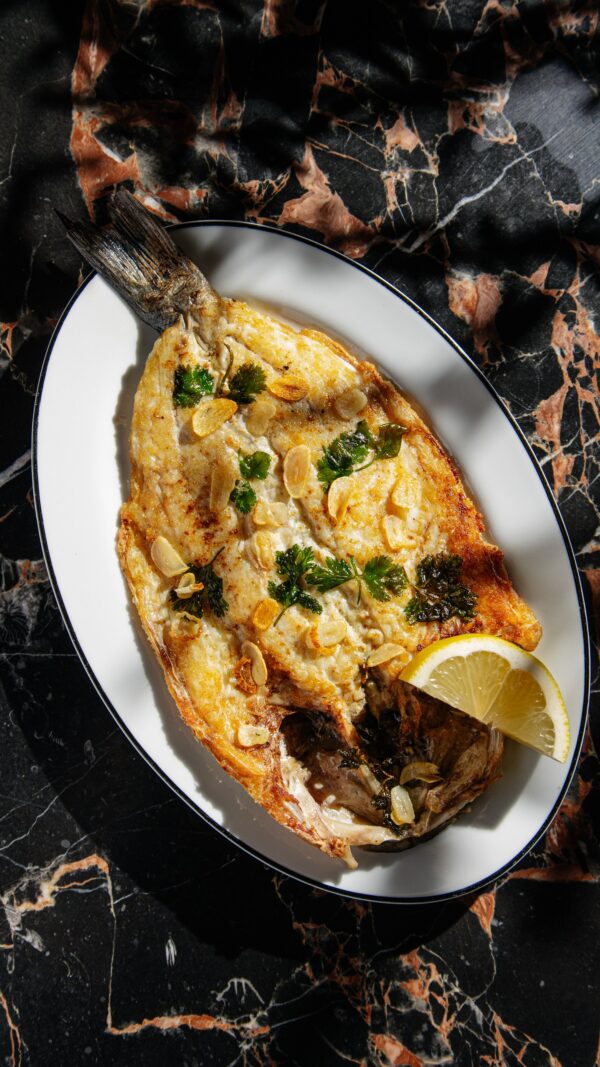 Сибас с мускатным орехом, чесноком и лимоном