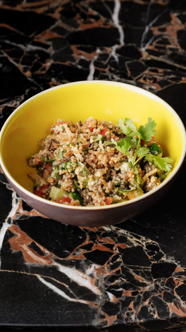 Салат с говядиной, кускусом и овощами