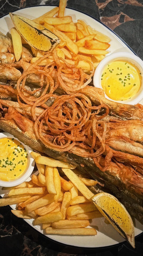 Корюшка с картофелем фри и айоли